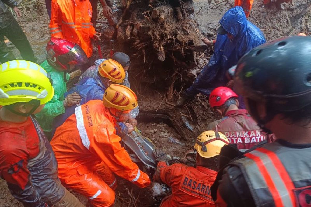 Satu orang ditemukan tewas akibat tanah longsor di jalur Pacet