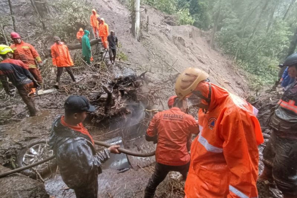 Kantor SAR Surabaya kerahkan tim evakuasi longsor Pacet