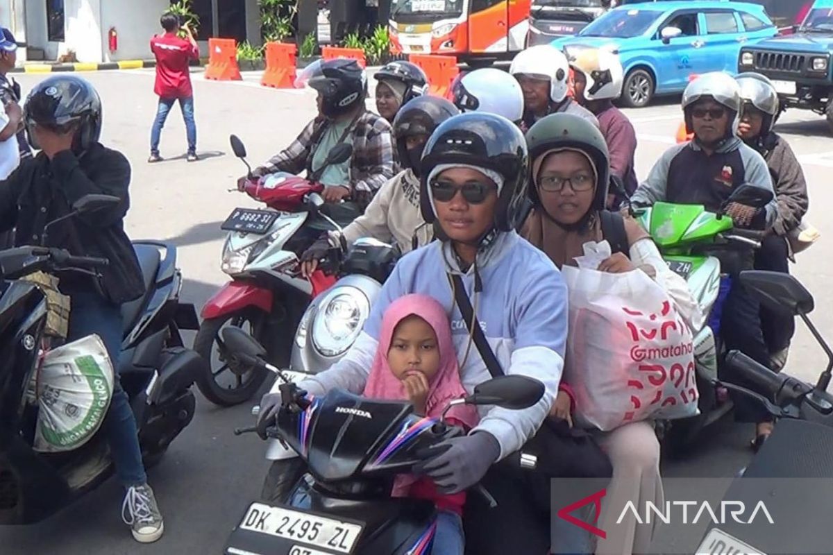 H+1 Lebaran, 43.765 orang menyeberang dari Ketapang ke Gilimanuk