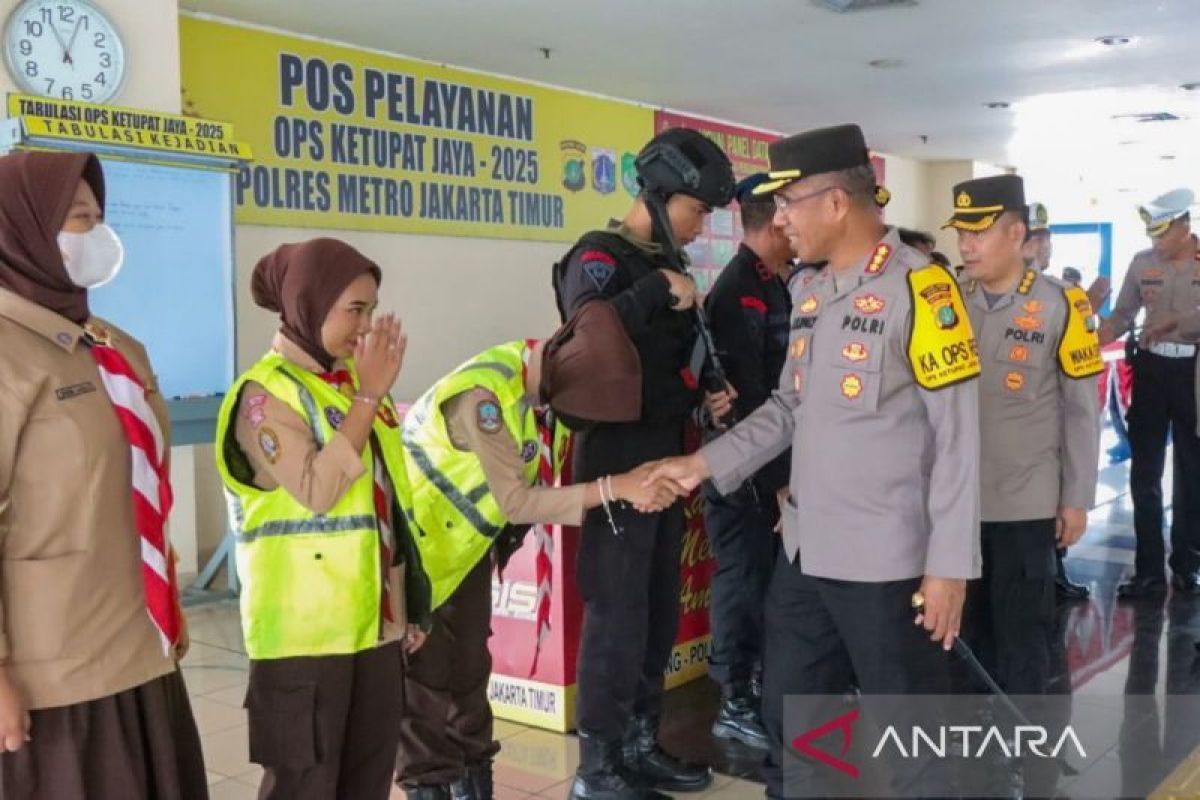 Kapolres Metro Jaktim tinjau pos pelayanan arus balik di Pulo Gebang