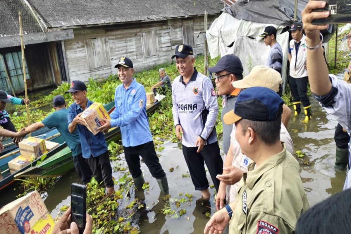 Bupati HSU dan Pemprov Kalsel serahkan bantuan bagi korban banjir