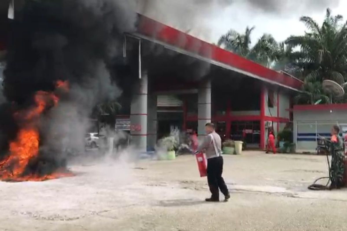 Polisi padamkan motor terbakar di SPBU