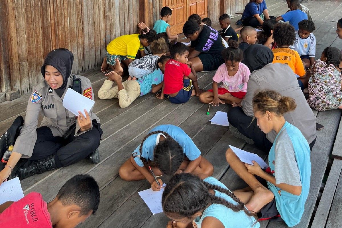 Personel Polresta Jayapura Kota ajar calistung anak putus sekolah