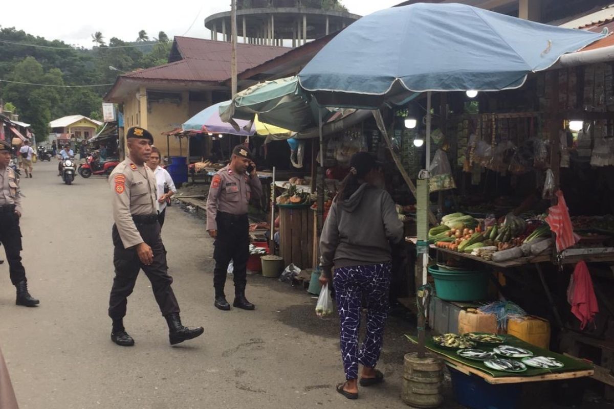 Polda Maluku patroli dialogis di pusat perbelanjaan dan tempat  wisata