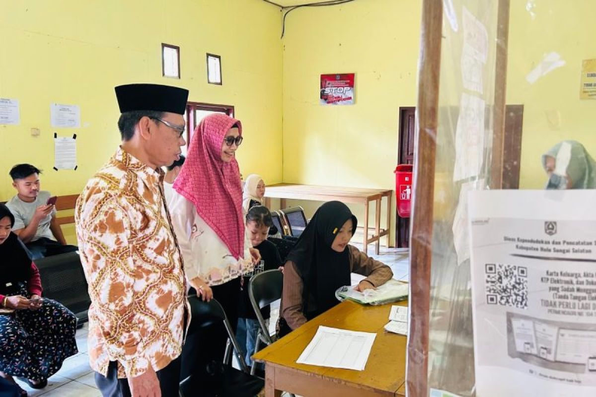 Wabup HSS tinjau pelayanan kependudukan di hari libur lebaran