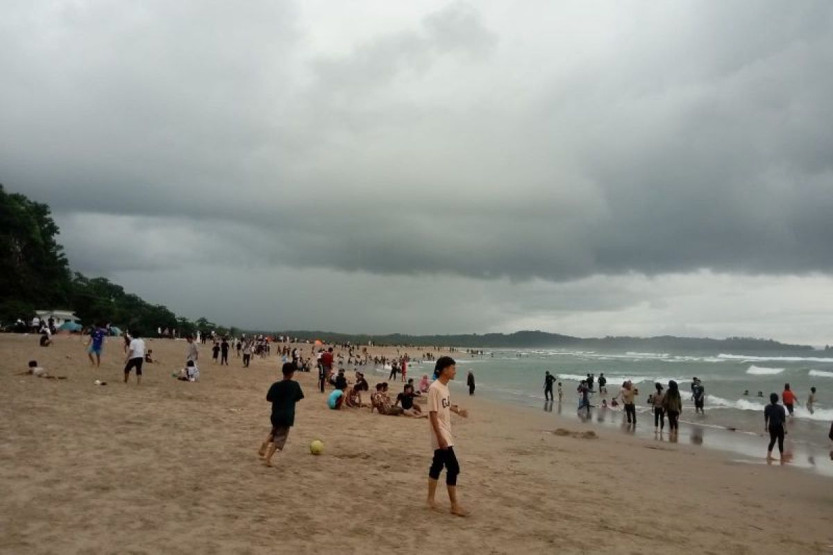 Tim SAR belum temukan wisatawan terseret ombak Pantai Sawarna