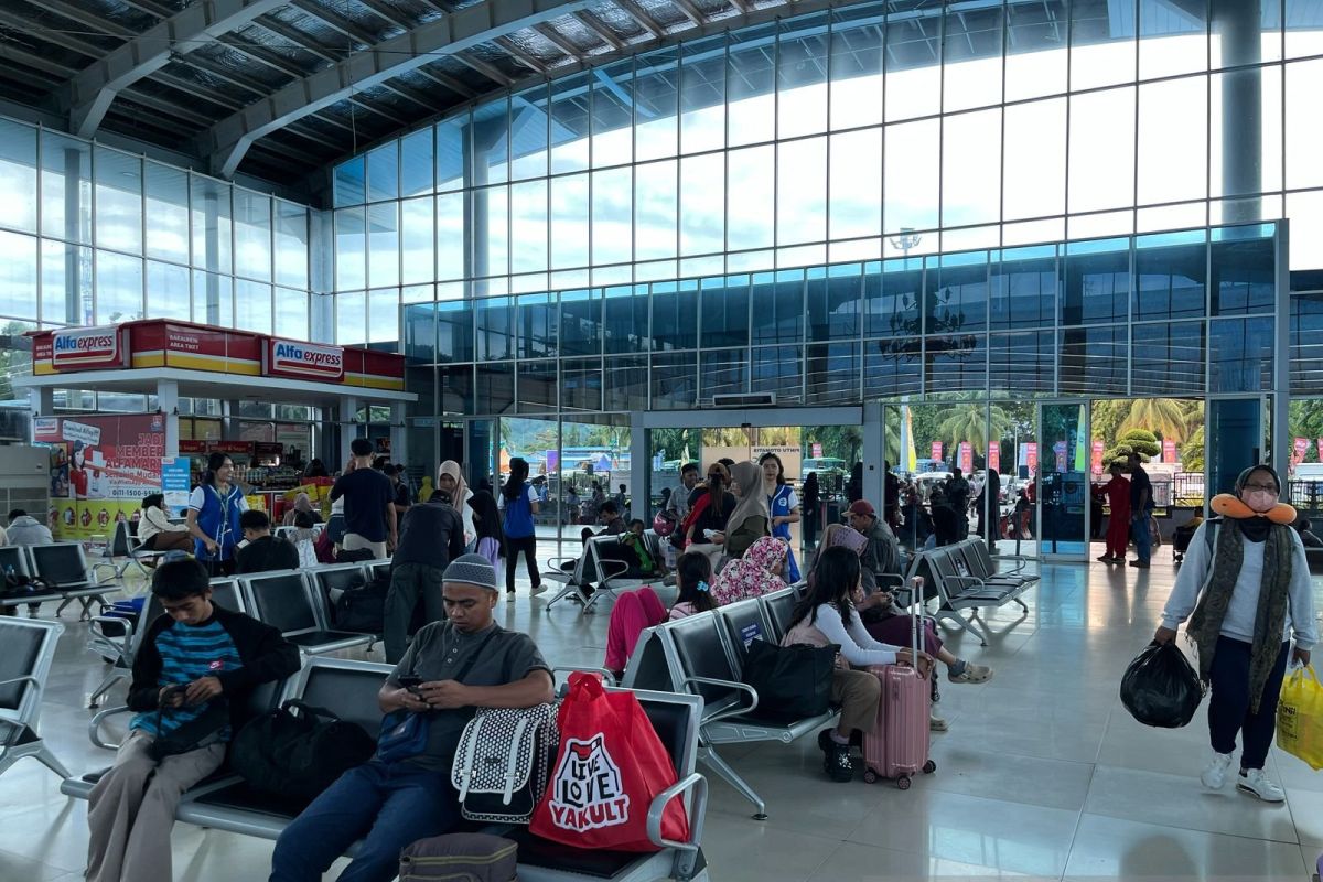 Pemudik pejalan kaki padati pelabuhan Bakauheni pada H+3 Lebaran