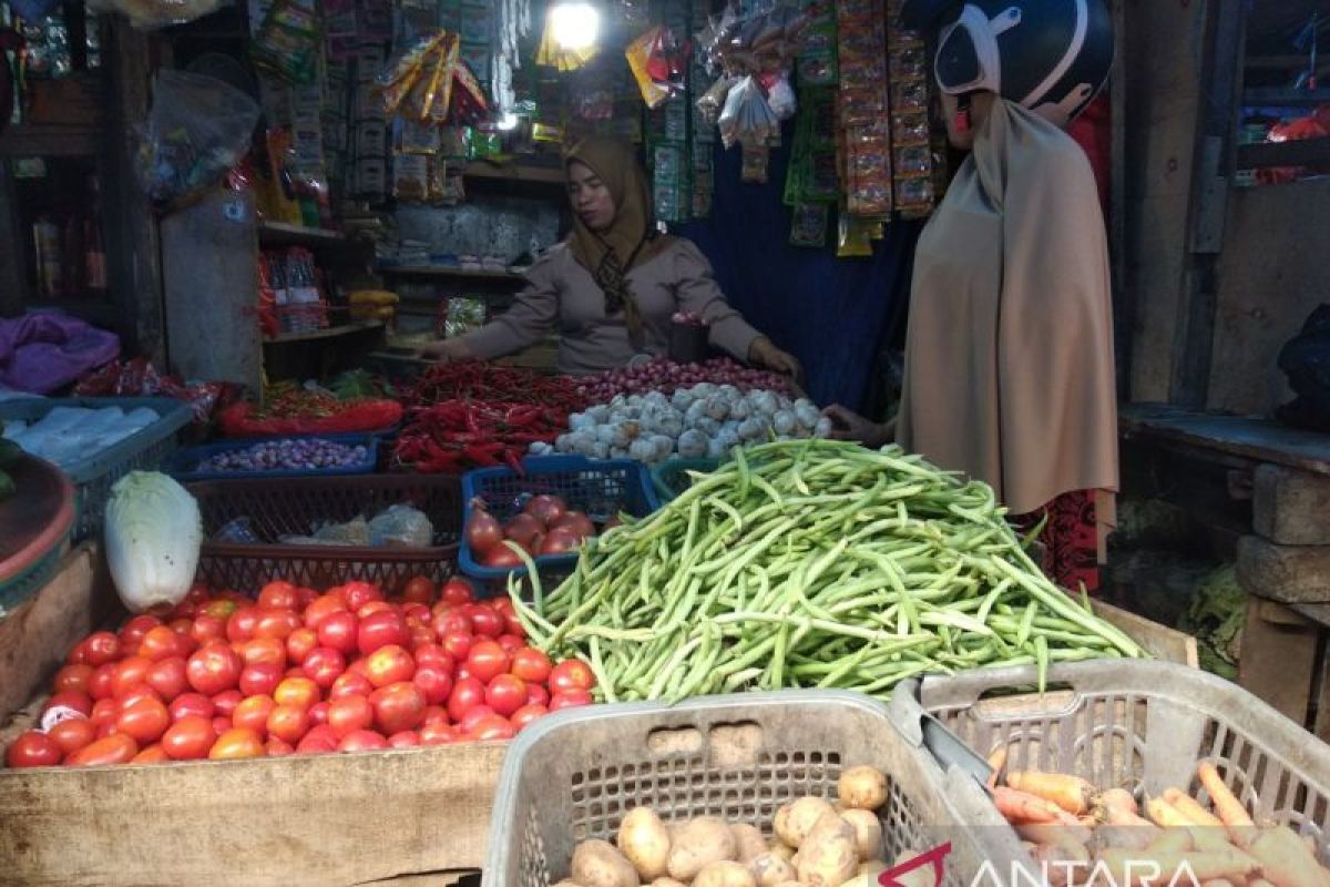 Harga kebutuhan pokok di pasar tradisional Mamuju Sulawesi Barat relatif stabil