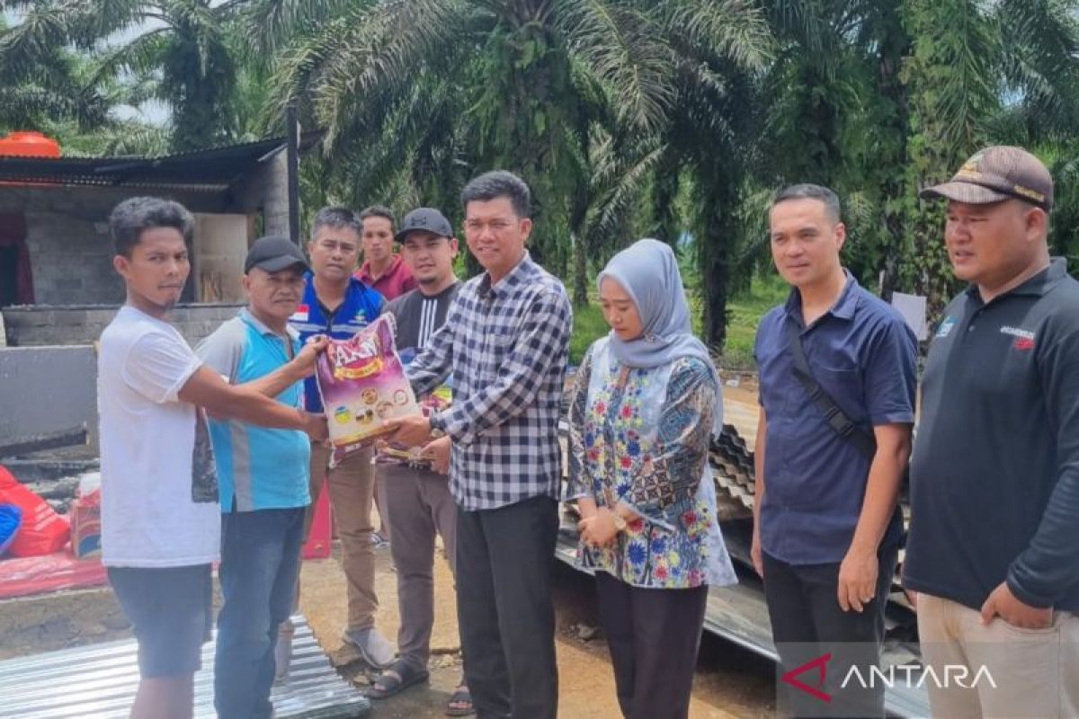 Wabup Mukomuko serahkan bantuan untuk korban kebakaran rumah