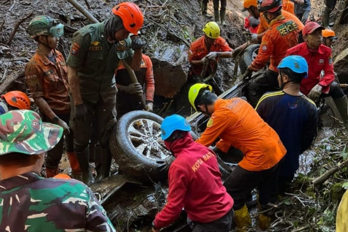 10 korban longsor Cangar-Pacet ditemukan meninggal dunia