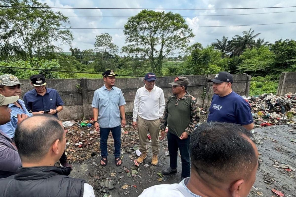 Pemkot Pekanbaru tutup TPS sampah liar yang meluber dan tumpah ke jalan