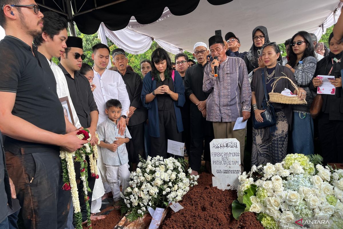 Almarhum Ray Sahetapy dikuburkan, dua anak dan Dewi Yull hadir