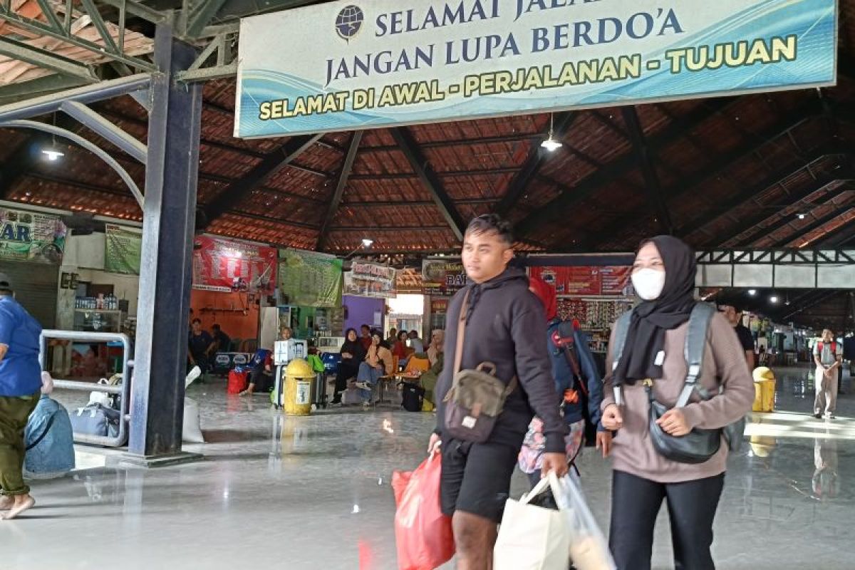 Arus balik, penumpang di Terminal Rajekwesi Bojonegoro naik 90 persen