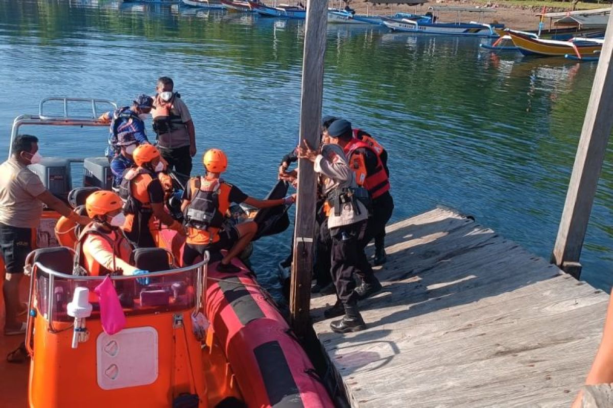 Basarnas evakuasi jenazah terapung di Selat Bali