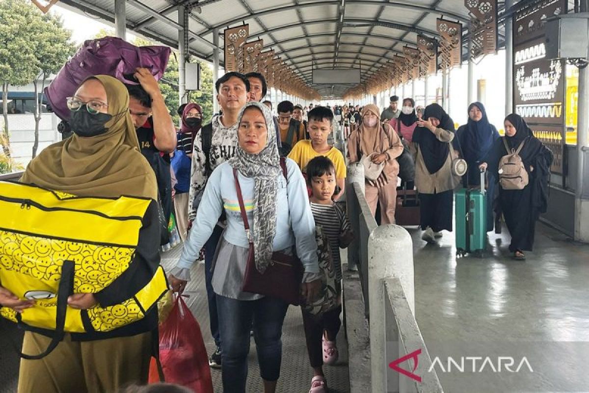 Ribuan pemudik pejalan kaki dari Merak tiba di Bakauheni pada H-6