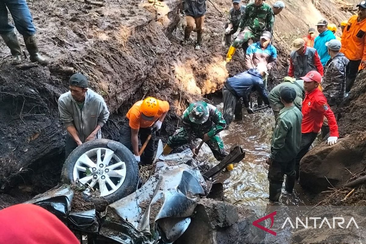 TNI AD evakuasi korban gempa di Jalur Pacet-Cangar