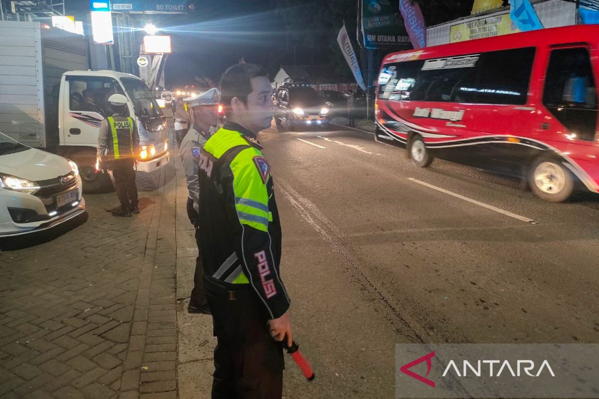 Volume kendaraan meningkat, jalur pantura Situbondo sempat macet