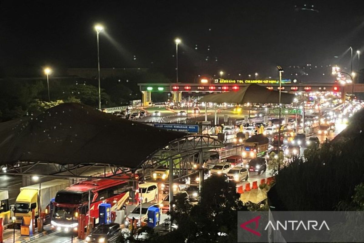 Gerbang Tol Cikampek Utama mulai ramai arus balik Lebaran 2025