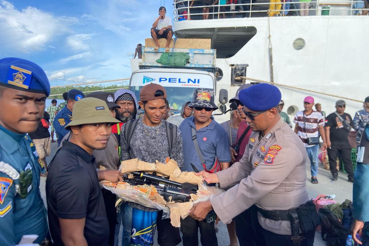 Lanal Timika rutin periksa barang penumpang di Pelabuhan Pomako