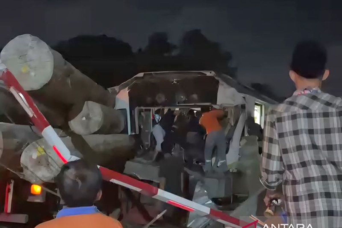 KA Jenggala tabrak truk di Gresik, asisten masinis meninggal dunia