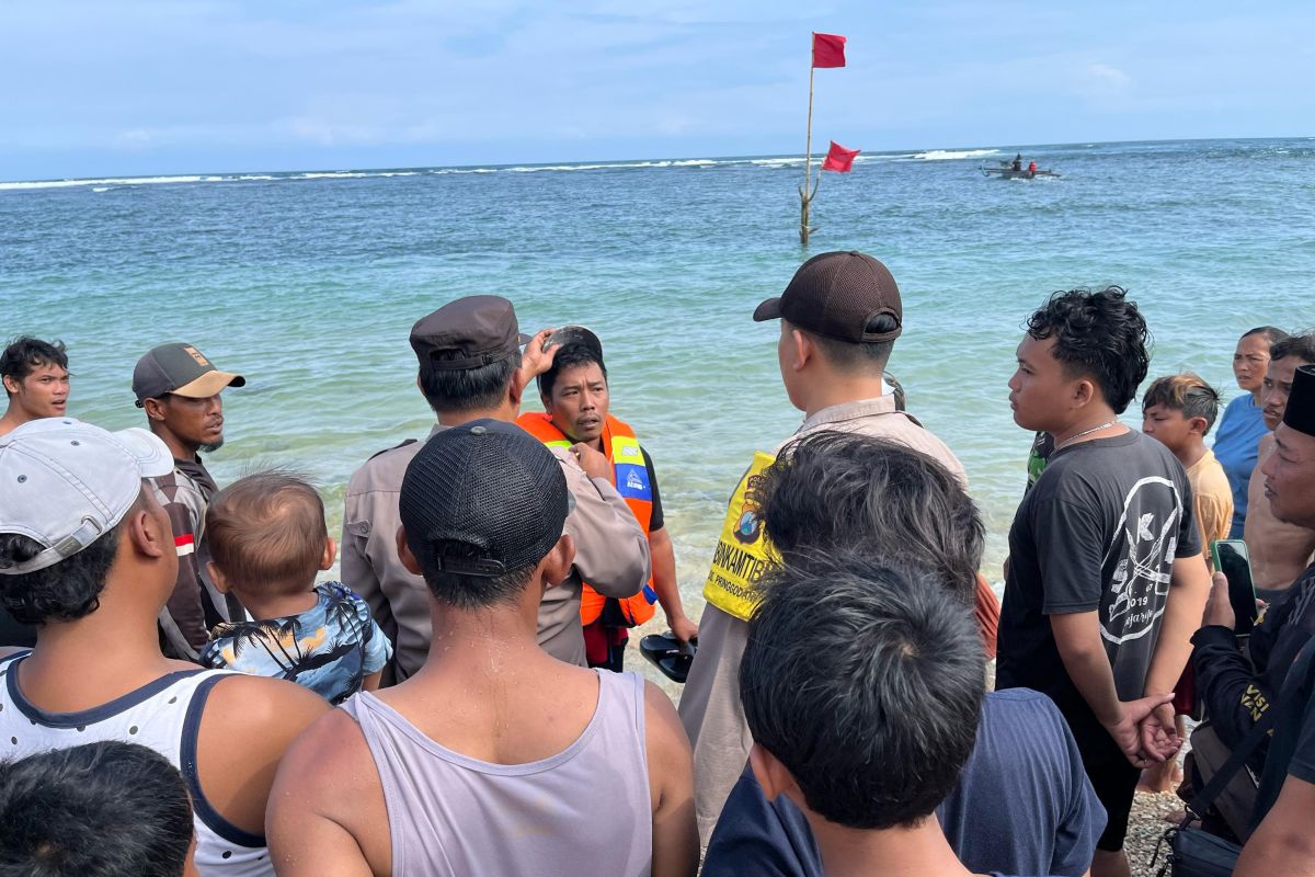 Tiga wisatawan hilang terseret ombak di Pantai Balekambang