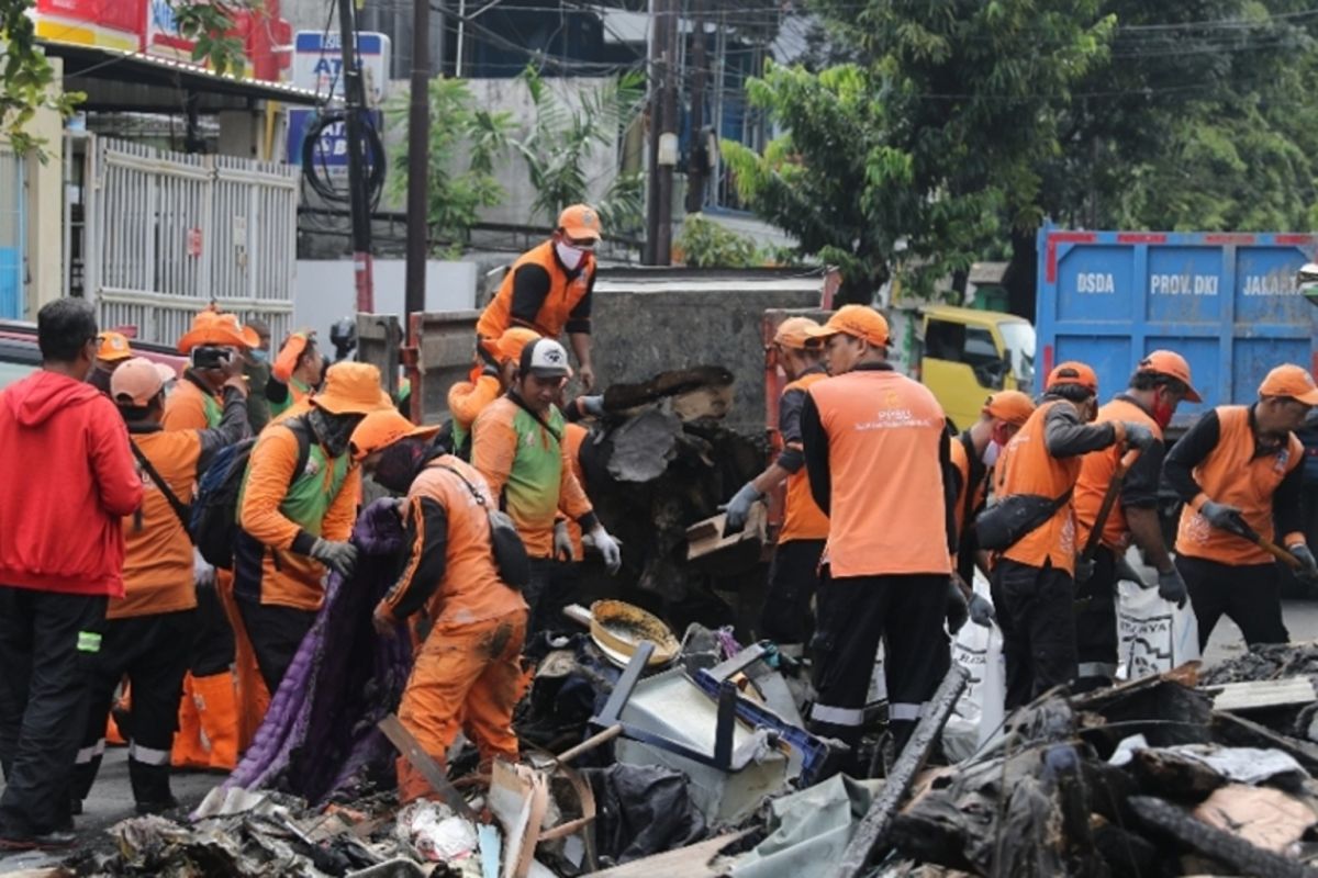 Ratusan personel bersihkan puing dua titik kebakaran di Gropet