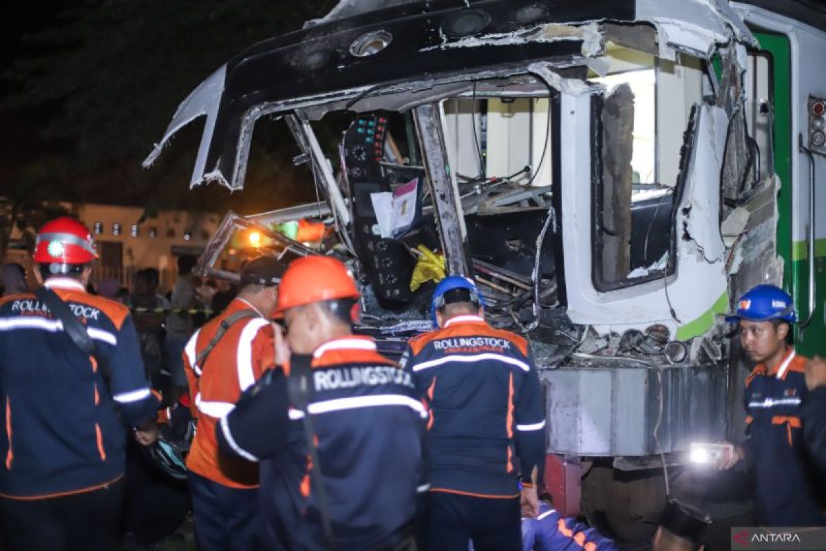 Kecelakaan KA jenggala dengan truk di Gresik