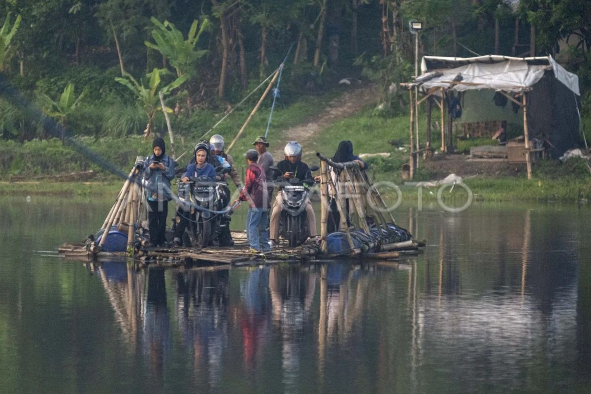 Jasa penyeberangan rakit eretan - ANTARA News Bengkulu