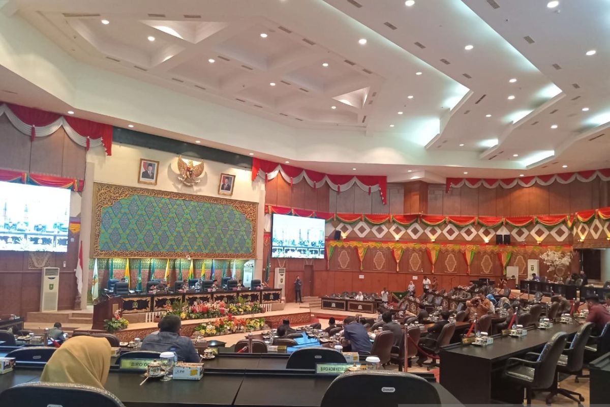Pimpinan sidang tegur anggota DPRD Riau main HP saat paripurna