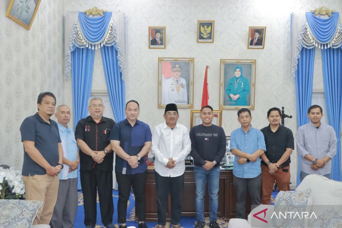Bupati Tanjab Barat audiensi dengan calon investor kembangkan energi hijau