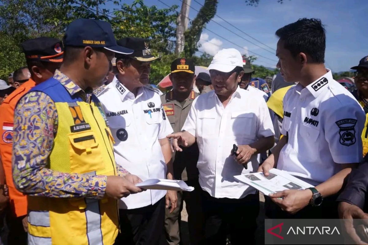 Wail Ketua Komisi V DPR RI tinjau jalan penghubung yang terendam banjir di Konawe Utara