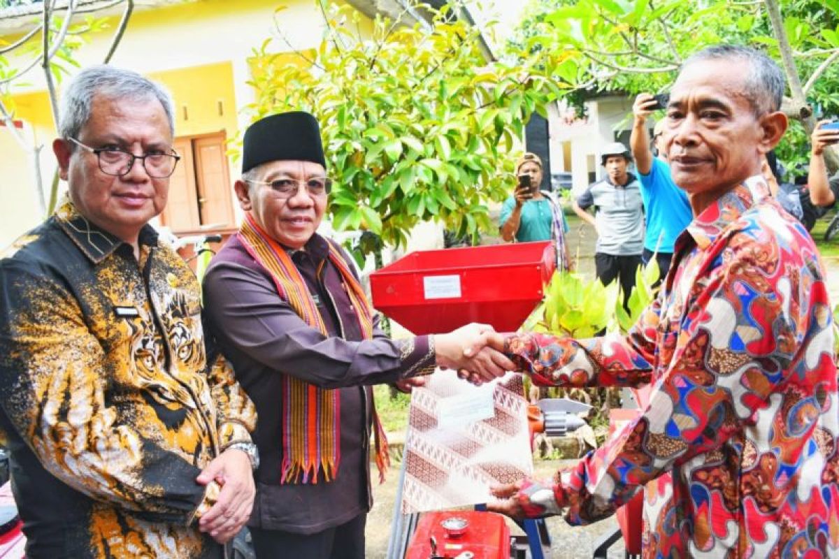 Pemkab Lombok Utara salurkan bantuan alat mesin pertanian