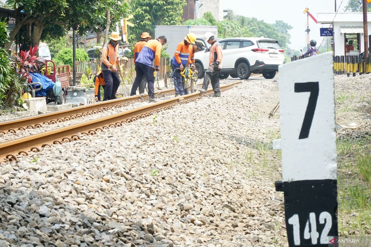 Perawatan jalur kereta api di Tulungagung