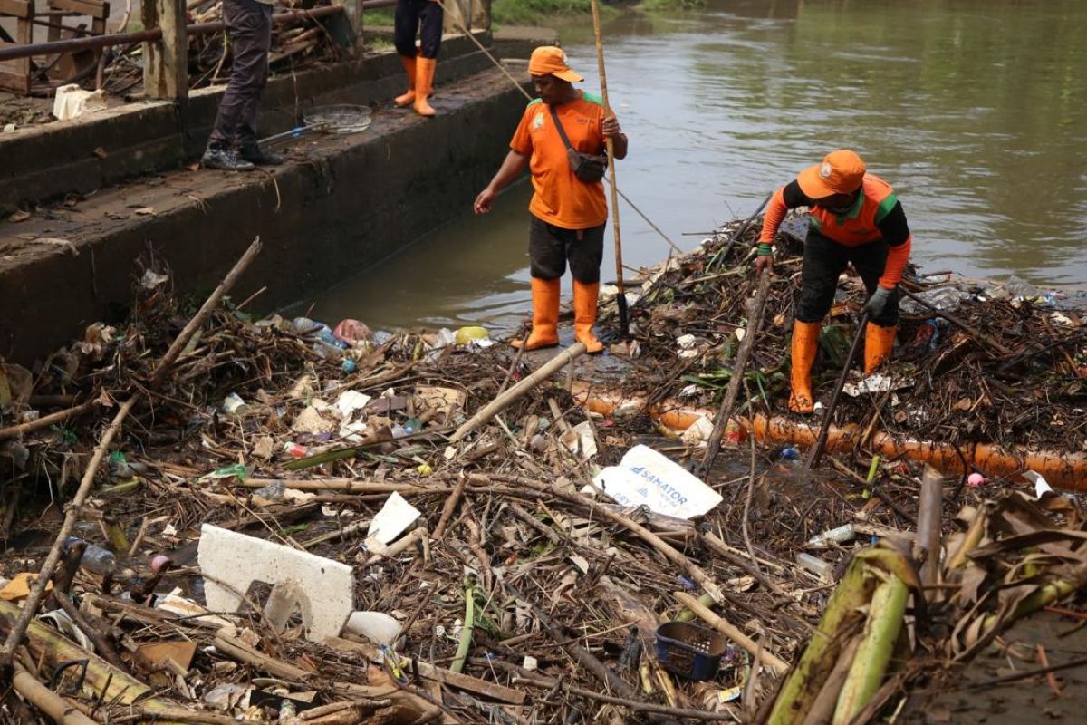 Atasi banjir, Pemkot Tangerang bersihkan aliran sungai di perbatasan