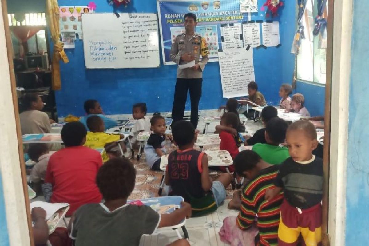 Bhabinkamtibmas Polres Jayapura mengajari anak putus sekolah calistung