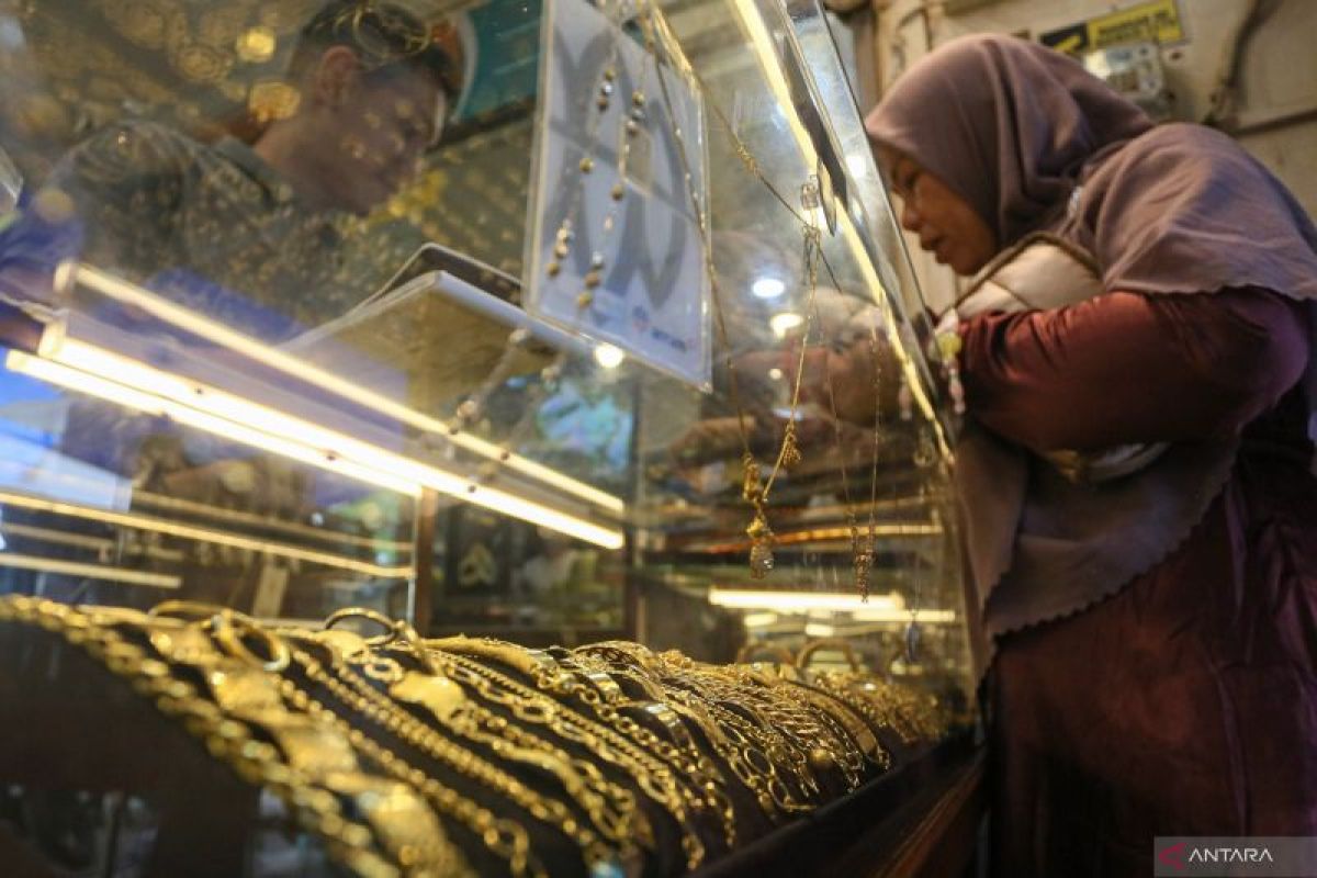 Emas Antam hari ini naik Rp5.000 ke Rp1,906 juta/gram