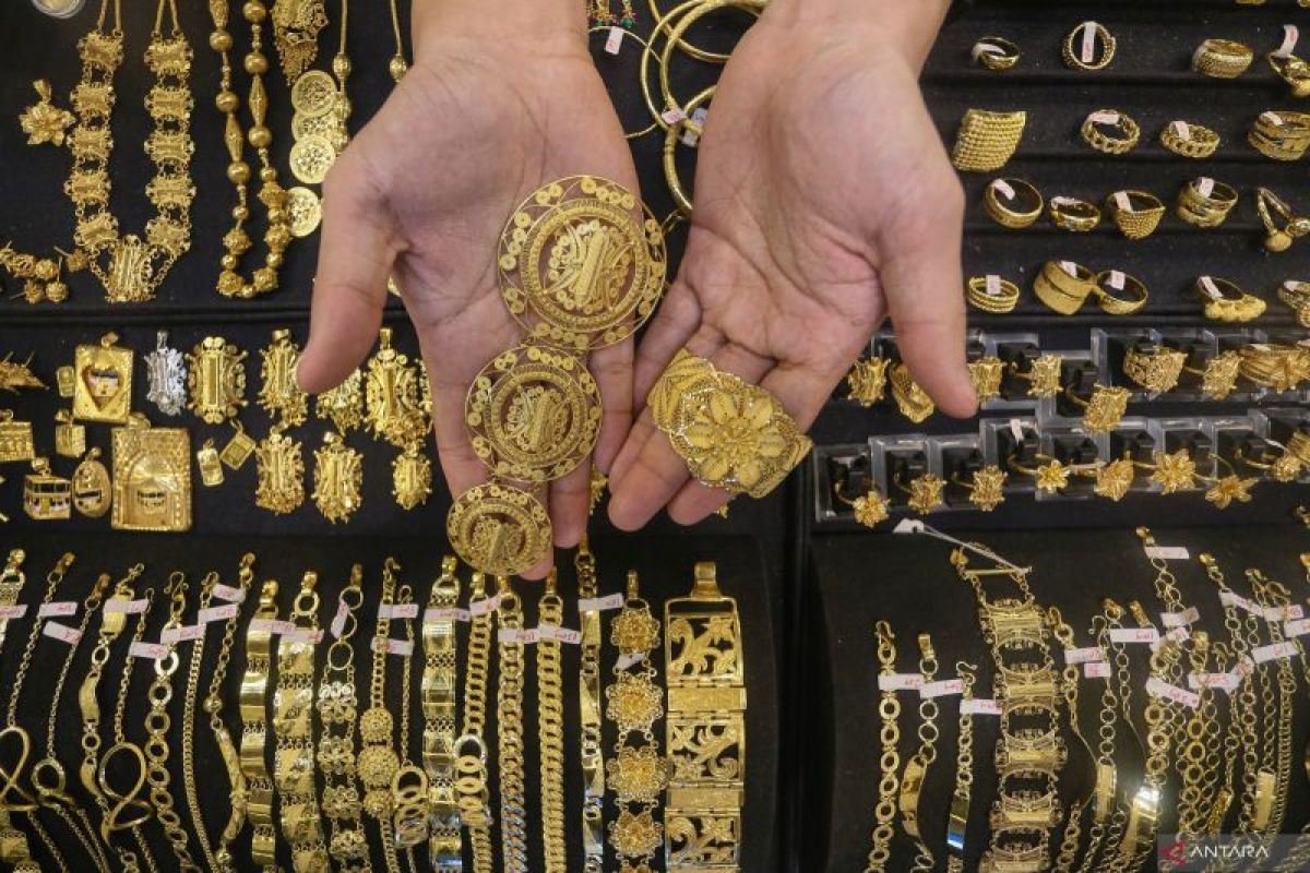 Harga emas hari ini 30 April turun jadi Rp1,965 juta per gram