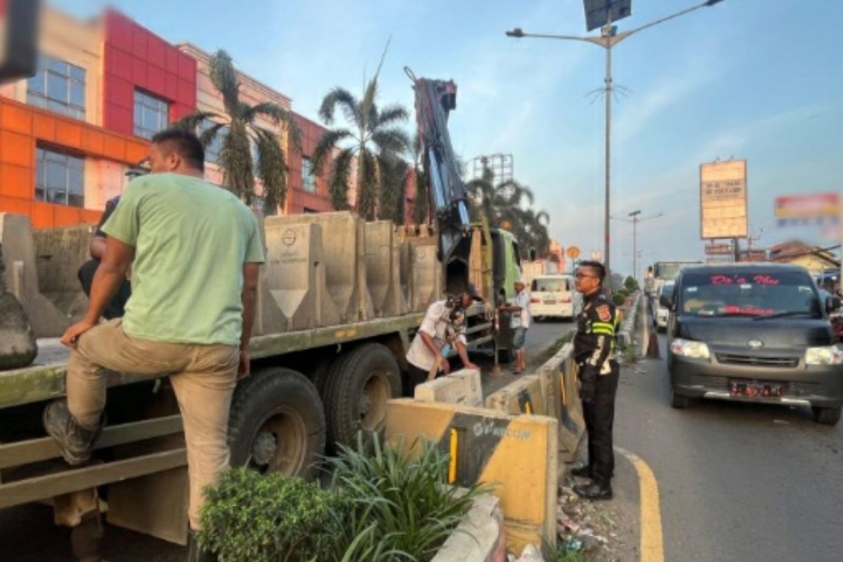 Polisi Karawang buka putaran balik yang ditutup selama Lebaran