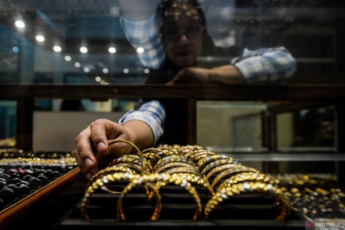 Emas Antam Sabtu naik Rp5.000 jadi Rp2,299 juta/gram
