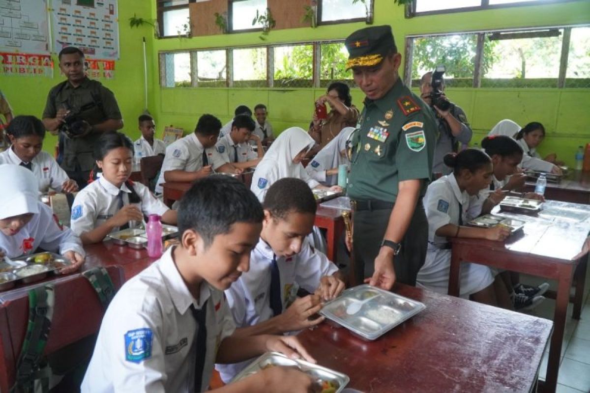 Bupati Jayapura tinjau program MBG perdana SMP Negeri 1 Sentani