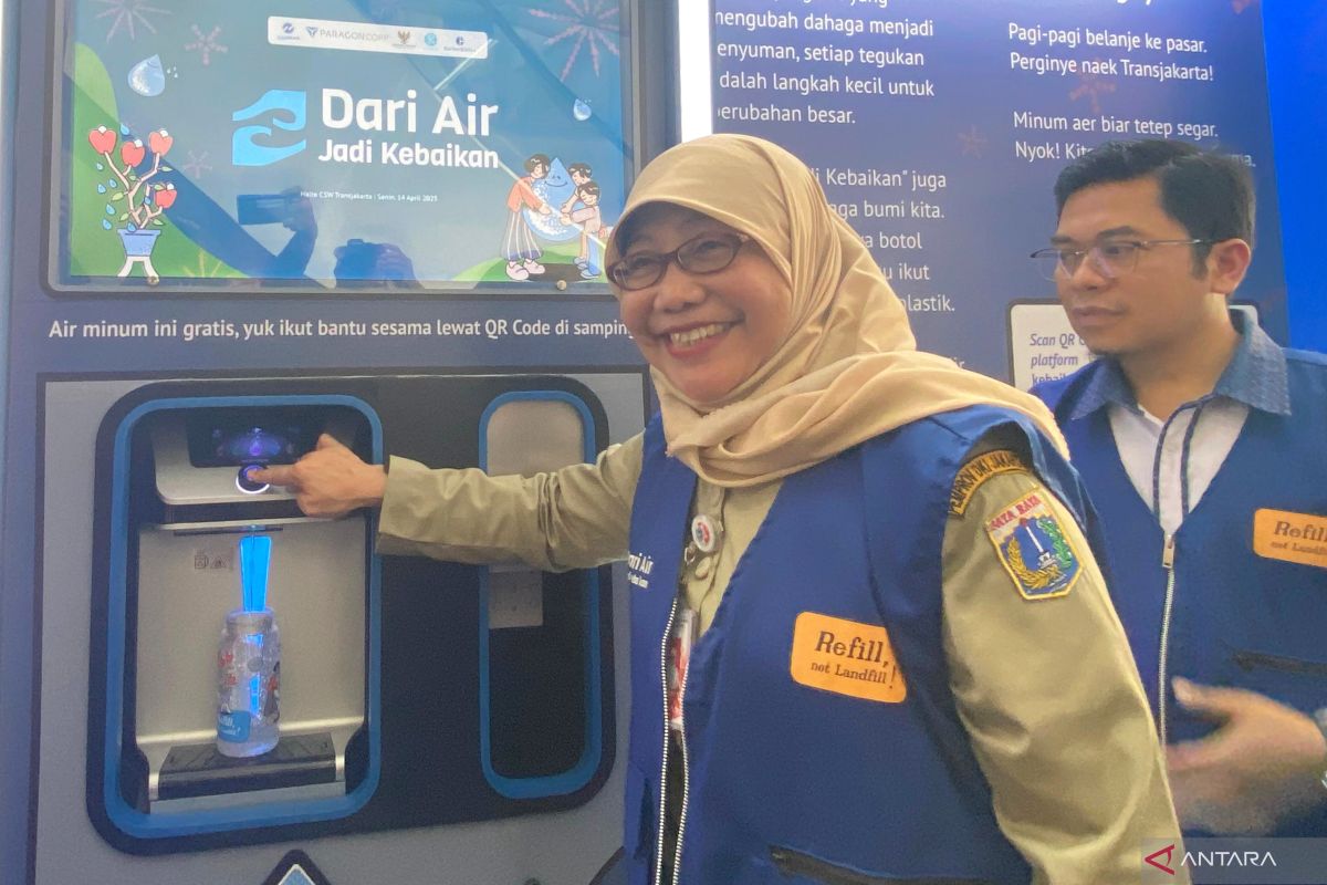 Transjakarta pasang mesin isi ulang air minum di Halte CSW
