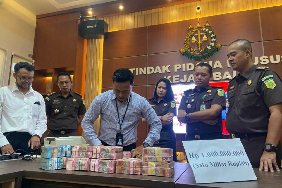 Kejati Bali sita uang Rp1 miliar milik Kadis DPMPTSP Buleleng