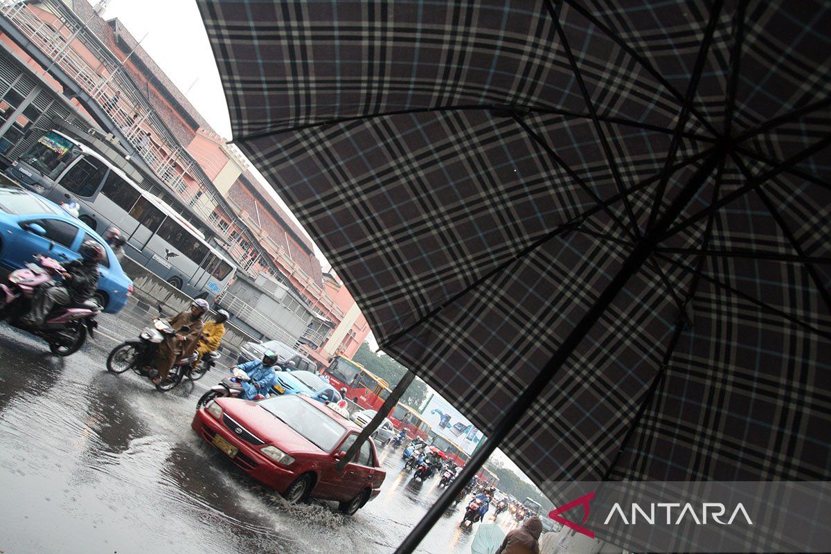 Jakarta diprediksi hujan ringan siang dan sore hari pada Rabu