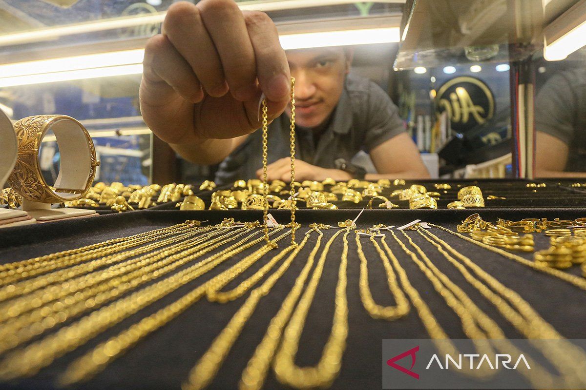Emas Antam anjlok jadi Rp1,926 juta per gram