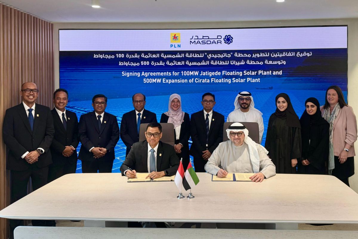 PLN-Masdar tanda tangani MoU pengembangan PLTS Terapung di Indonesia