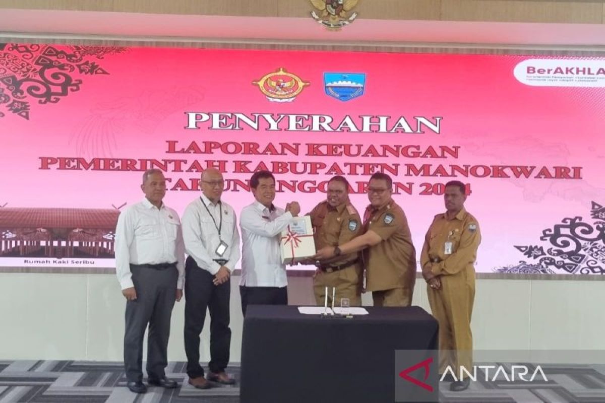 Manokwari kabupaten pertama se-Papua Barat serahkan LKPD 2024 ke BPK