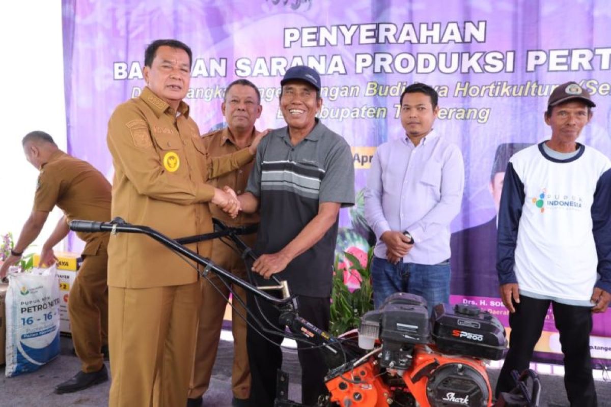 Pemkab Tangerang beri bantuan alat pertanian ke petani semangka