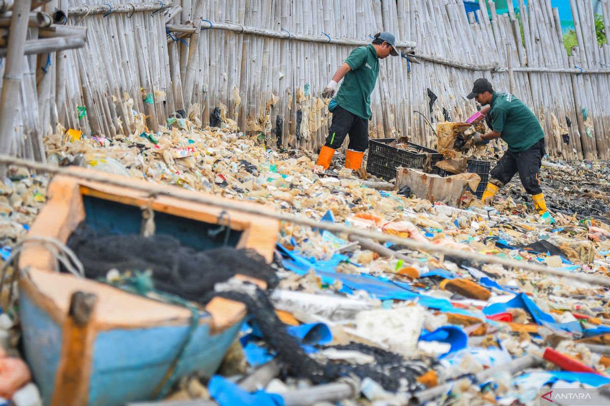 Indonesian govt prioritizes Jakarta for waste cut