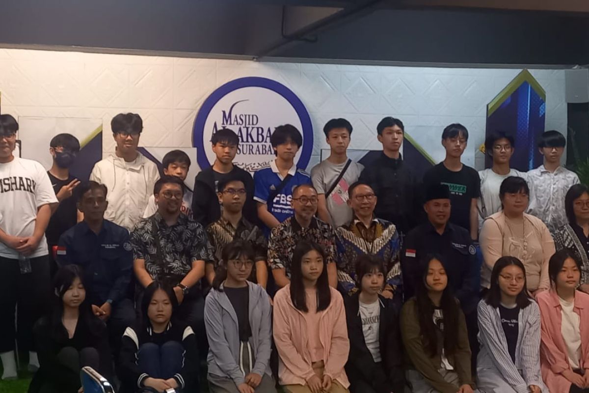 Sebanyak 26 pelajar SMA Hong Kong kunjungi Masjid Al-Akbar Surabaya