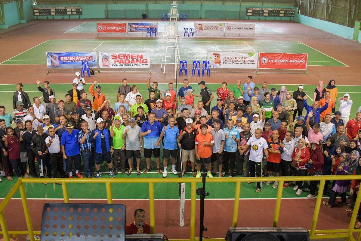 Seratusan Insan Tenis Sumbar Bersilaturahmi di Lapangan Semen Padang